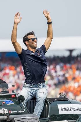 Motorsport Formula 1 Season 2018 2019 Race on Sunday 22 07 2018 at the Hockenheimring in Hockenheim Germany Daniel Ricciardo Aston Martin Red Bull Racing beckons to the fans Copyright: xInderliedx