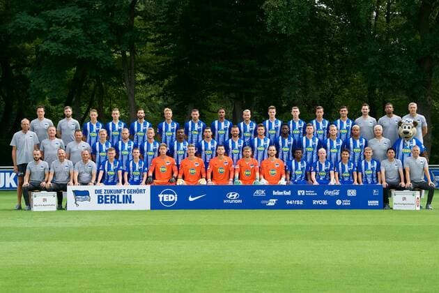 Henrik Kuchno Athletic trainer Hendrik Vieth Athlete trainer Palko Dardai Peter Pekarik Marvin Plattenhardt Per Skjelbred Mathew Leckie Valentino Lazaro Pascal Köpke Lukas Klünter Julius Kade Maximilian Pronichev Muhammad Kiprit Michael Becker Physiotherapist Frederik Syna Physiotherapist Hendrik Herzog Ulrich Schleicher Team physician Rainer Widmayer Assistant trainer Pal Dardai Head coach Ondrej Duda Alexander Esswein Fabian Lustenberger Salomon Kalou Karim Rekik Vedad Ibisevic Niklas Stark Jordan Torunarigha Florian Baak Arne Maier Sidney Peace Nello di Martino Team leader Herthinho Lower row v left Admir Hamzagic Resident Zsolt Petry goalkeeper trainer Andreas Thom individual trainer Maximilian Mittelstädt Vladimir Darida Dennis Smarsch Jonathan Klinsmann Rune Jarstein Thomas Kraft Marius Gersbeck Javairo Dilrosun Dennis Jastrzembski Maurice Covic Sinan Kurt Davi d Mel Mel Physiotherapist Robert Abramczyk Kit Manager Davie Selke is missing