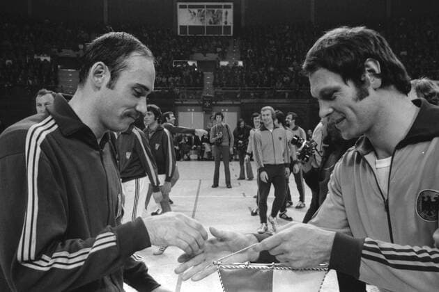 The two captains Hrvoja HORVAT Yugoslavia left and Hans Guenther Hansi SCHMIDT Günther Germany at the pennant exchange before the match Handball Germany FRG Yugoslavia on 14 01 1974 Â