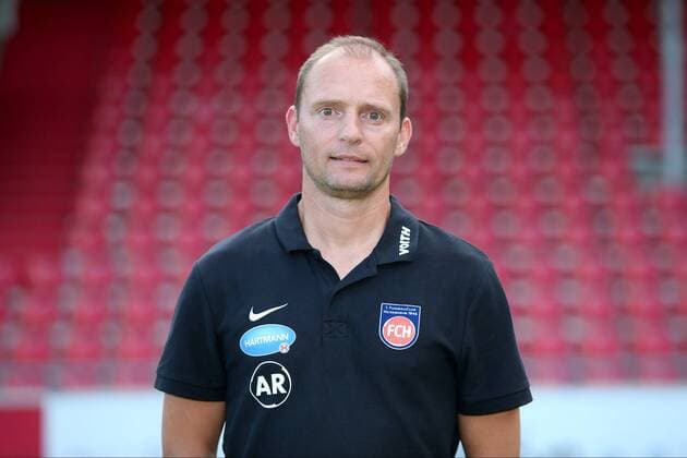 Team Manager Alexander Raaf 1 FC Heidenheim 1 FC Heidenheim 2 Bundesliga Portraettermin 2018 2019 1 FC Heidenheim 2 Bundesliga Portraettermin 2018 2019 060 07 18 Heidenheim Copyright: xLangerx xEibner-Pressefotox EP_HLR