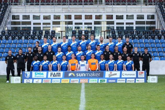 Team photo 1 FC Magdeburg hi Series v li Physiotherapist Mandy Rosenschon Richard Weil Rico Preißinger Marius Bülter Steffen Schaefer Christian Beck Philipp Harant Christopher Handke Mergim Berisha Björn Rother Video analyst Kevin Waliczek middle row v left Team physician Dr Oliver Poranzke Kit coach Heiko Horner Physiotherapist Tino Meyer Team doctor Dr Stefan Wiegand Team physician Dr Jan Schüttrumpf Joel Abu Hanna Tarek Chahed Nico Hammann Dennis Erdmann Tobias Müller Goalkeeping coach Matthias Tischer Coach Jens Härtel Co Coach Ronny Thielemann Co Coach Sven Bankert Athletic coach Dirk Keller Front row Manfred Osei Kwadwo Michel Niemeyer Felix Lohkemper Philip Türpitz Keeper Mario Seidel Goalkeeper Jasmin Fejzic Goalkeeper Alexander Brunst Marcel Costly Nils Butzen Charles Elie Laprevotte Aleksandar Ignjovski 2 BL PortraÌttermin 2018 2019 official photo opportunity 1 FC Magdeburg at the MDCC Arena in Magdeburg Germany Soccer Mann Maenner GER 23 07 20 18
