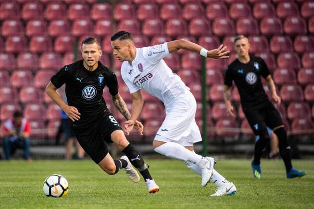 180724 Cristian Manea or Cluj and Arnor Ingvi Traustason of Malmö FF competes for the ball during the UEFA Champions League qualifying match between Cluj and Malmö FF on July 24, 2018 in Cluj Photo Ludvig Thunman BILDBYRAN Code LT 35510  Copyright: LUDVIGxTHUNMAN BB180724LT018