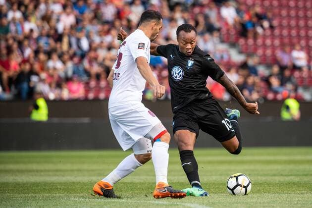180724 Paulo Vinicius or Cluj defends against Carlos Strandberg or Malmö FF during the UEFA Champions League qualifying match between Cluj and Malmö FF on July 24, 2018 in Cluj Photo Ludvig Thunman BILDBYRAN code LT 35510  Copyright: LUDVIGxTHUNMAN BB180724LT020