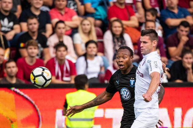 180724 Carlos Strandberg or Malmö FF and Andrei MureÈ ? of Cluj competes for the ball during the UEFA Champions League qualifying match between Cluj and Malmö FF on July 24, 2018 in Cluj Photo Ludvig Thunman BILDBYRAN Code LT 35510  Copyright: LUDVIGxTHUNMAN BB180724LT022