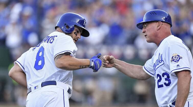 Sport-Bilder des Tages July 24, 2018 - Kansas City, MO, USA - The Kansas City Royals Mike Moustakas (3) is congratulated by third base coach Mike Jirschele (23) while rounding third base on a two-run home run in the first inning against the Detroit Tigers on Tuesday, July 24, 2018, at Kauffman Stadium in Kansas City, Mo. Detroit at Kansas City - ZUMAm67_ 20180724_zaf_m67_026 Copyright: xJohnxSleezerx