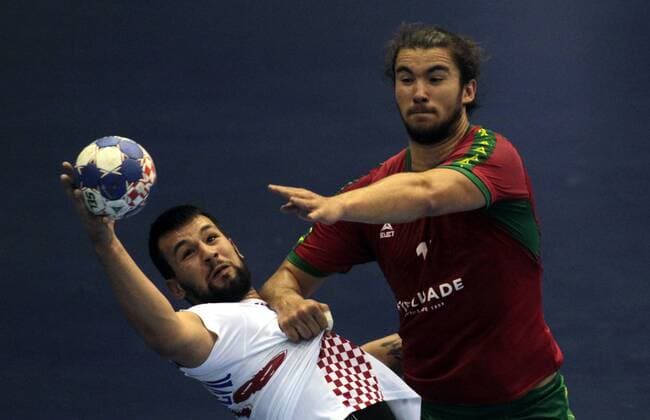 25.07.2018 Celje(Slovenia) Portugal-Croatia EHF U20 Under 20 European men s handball championship main round Adrijan Milicevic(L) Croatia,Luis Frade(R)Portugal : 