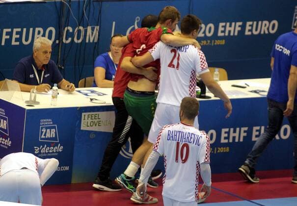 25.07.2018 Celje(Slovenia) Portugal-Croatia EHF U20 Under 20 European men s handball championship main round Oleksandr Nekrushets(c) Portugal injured leaving field beside Dragen Nachevski(L) EHF delegate from FYROM : 