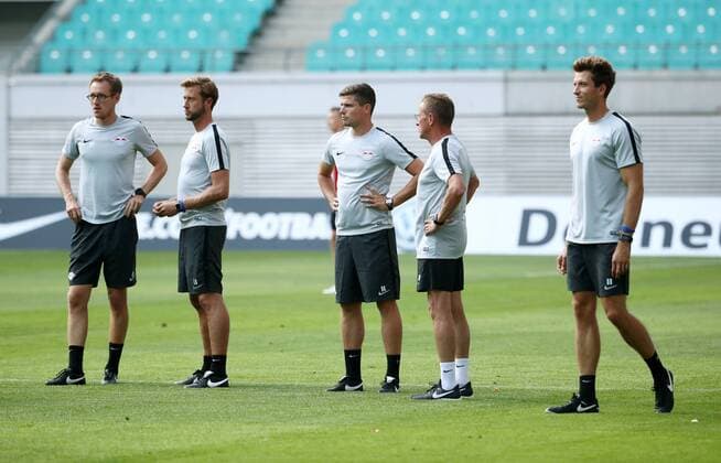 RB Leipzig Training Euro League Qualifiers Leipzig 25 07 2018 Red Bull Arena Soccer Qualifiers for the UEFA Europa League Training on the eve of the match RB Leipzig vs BK Hacken SWE im Bild vl sports psychologist Max Pelka Co trainer Lars Kornetka co trainer Robert Klauß Klauss head coach Ralf Rangnick and athletic trainer Daniel Behlau all RB Leipzig