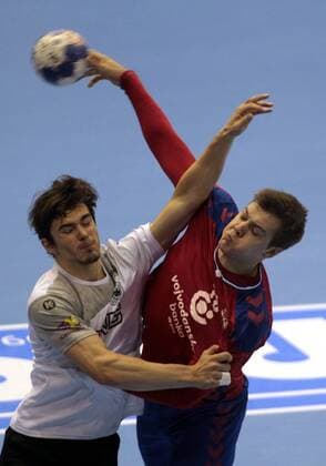 25.07.2018 Celje(Slovenia) Serbia-Germany EHF U20 Under 20 European men s handball championship main round Hendrik Schreiber(3L)Germany stopped Srdjan Mijatovic(r) Serbia : 