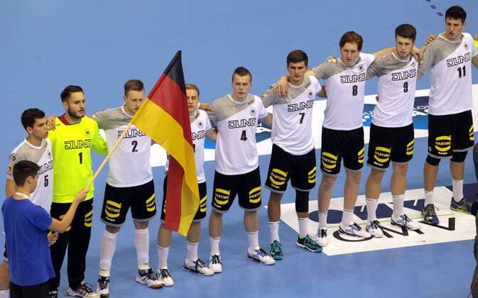 Sport Bilder des Tages 25.07.2018 Celje(Slovenia) Serbia-Germany EHF U20 Under 20 European men s handball championship main round Tim Matthes,Janis Boieck,Luca Witzke,Dimitri Ignatow,Fin Backs,Janik Schrader,Lukas Stutzke,Lukas Kirster, Justin Kurch(L)Germany national anthem : 