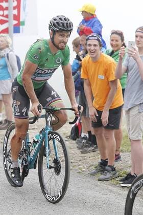 Sport Bilder des Tages Slovak Peter Sagan of Bora-Hansgrohe wearing the green jersey of the points leader, with ripped shirt and shorts and injured bloody leg, after a fall during the 17th stage of the 105th edition of the Tour de France cycling race, from Bagneres-de-Luchon to Saint-Lary-Soulan (65 km), France, Wednesday 25 July 2018. This year s Tour de France takes place from July 7th to July 29th. - FRANCE OUT YUZURUxSUNADA  x05392535x