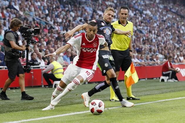 (L-R) Hakim Ziyech of Ajax, Lukas Grozurek of Sturm Graz during the UEFA Champions League second round qualifying first leg match between Ajax Amsterdam and Sturm Graz at the Johan Cruijff Arena on July 25, 2018 in Amsterdam, The Netherlands UEFA Champions League 2018 2019 xVIxVIxImagesx xMauricexvanxSteenxIVx 11586114