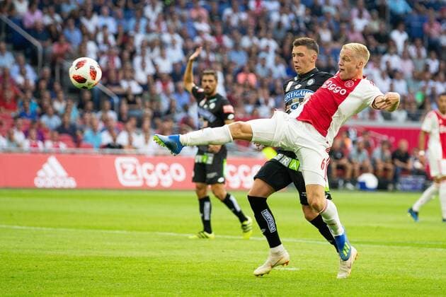Donny van de Beek of Ajax , Lukas Spendlhofer of SK Sturm Graz during the UEFA Champions League second round qualifying first leg match between Ajax Amsterdam and Sturm Graz at the Johan Cruijff Arena on July 25, 2018 in Amsterdam, The Netherlands UEFA Champions League 2018 2019 xVIxVIxImagesx xTomxBodexMultimediaxIVx 11586225