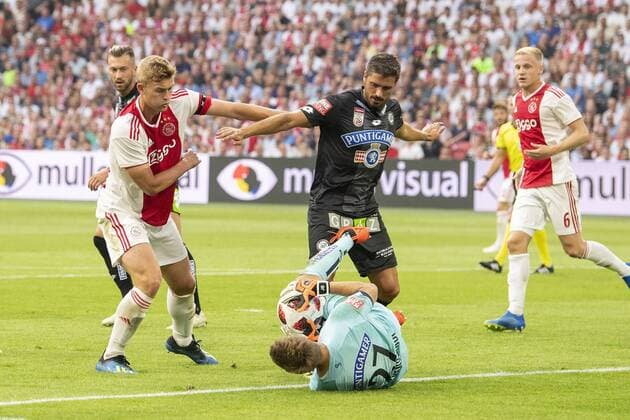 AMSTERDAM, Ajax - Sturm Graz , football, season 2018-2019, Johan Cruijff Arena , 25-07-2018, Johan Cruijff ArenA , UEFA Champions League second qualifying round , 1st leg , Ajax player Matthijs de Ligt , Sturm Graz player Tassos Avlonitis and Sturm Graz keeper Jorg Siebenhandl during the match Ajax - Sturm Graz Ajax - Sturm Graz x2363573x
