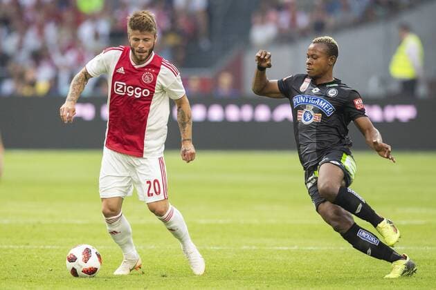 AMSTERDAM, Ajax - Sturm Graz , football, season 2018-2019, Johan Cruijff Arena , 25-07-2018, Johan Cruijff ArenA , UEFA Champions League second qualifying round , 1st leg , Ajax player Lasse Schone and Sturm Graz player Emeka Friday Eze during the match Ajax - Sturm Graz Ajax - Sturm Graz  x2363577x