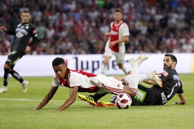 (L-R) David Neres of Ajax, Tassos Avlonitis of Sturm Graz during the UEFA Champions League second round qualifying first leg match between Ajax Amsterdam and Sturm Graz at the Johan Cruijff Arena on July 25, 2018 in Amsterdam, The Netherlands UEFA Champions League 2018 2019 xVIxVIxImagesx xMauricexvanxSteenxIVx 11586614