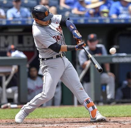Sport Bilder des Tages July 25, 2018 - Kansas City, MO, USA - Detroit Tigers Jose Iglesias connects on a three-run home run in the fourth inning off Kansas City Royals starting pitcher Danny Duffy on Wednesday, July 25, 2018 at Kauffman Stadium in Kansas City, Mo. Detroit Tigers vs. Kansas City Royals - ZUMAm67_ 20180725_zaf_m67_020 Copyright: xJohnxSleezerx