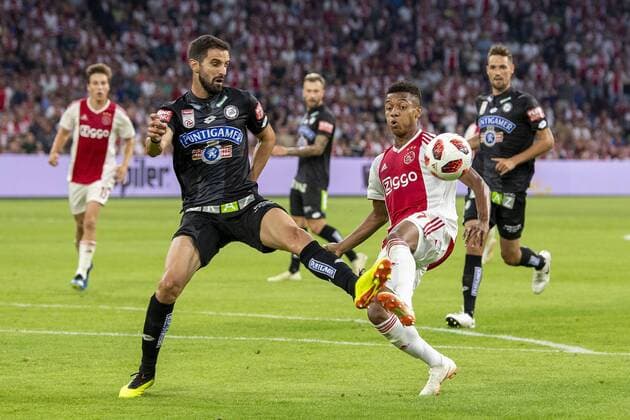 AMSTERDAM, Ajax - Sturm Graz , football, season 2018-2019, Johan Cruijff Arena , 25-07-2018, Johan Cruijff ArenA , UEFA Champions League second qualifying round , 1st leg , Sturm Graz player Tassos Avlonitis and Ajax player David Neres during the match Ajax - Sturm Graz. Finals score 2-0 . Ajax - Sturm Graz  x2363756x