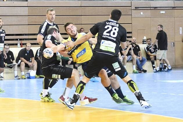 Handball Test match Rhein Vikings vs Rhein Neckar Löwen on 25 07 2018 at the Castello in Düsseldorf Rhein Viking Srdjan Predragovic Nr 28 against Rhein Neckar Loewe Janink Kohlbacher Nr 80 wd
