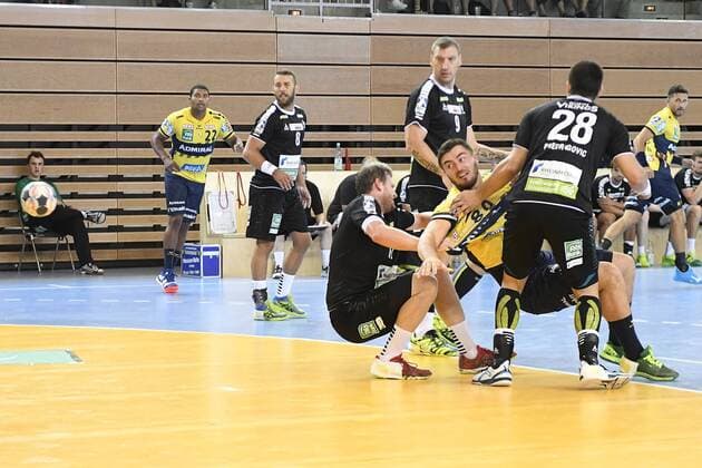Handball Test match Rhein Vikings vs Rhein Neckar Löwen on 25 07 2018 at the Castello in Düsseldorf Rhein Viking Srdjan Predragovic Nr 28 against Rhein Neckar Loewe Janink Kohlbacher Nr 80 wd