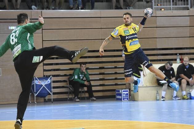 Rhein Neckar Loewe Bogdan Radivojevic No. 14 against Rhein Viking Torhueter Vladimir Bozic No. 83 wd