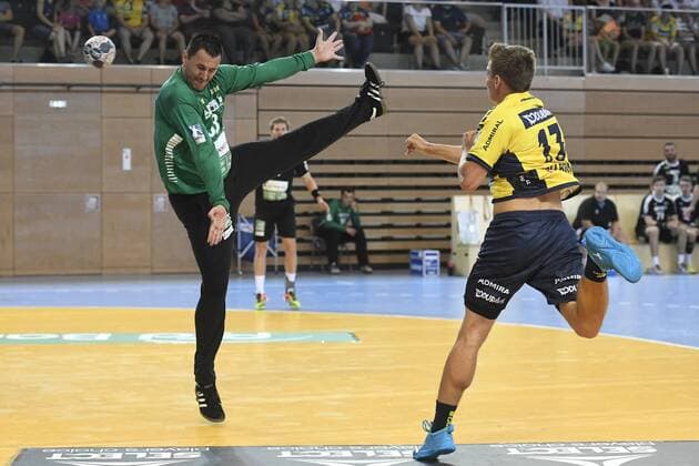 Handball Test match Rhein Vikings vs Rhein Neckar Löwen on 25 07 2018 at the Castello in Dusseldorf Rhein Neckar Loewe Jerry Tollbring Nr 17 successful against Rhein Viking Torhueter Vladimir Bozic Nr 83 wd
