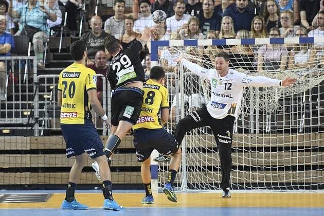 Handball Test match Rhein Vikings vs Rhein Neckar Löwen on 25 07 2018 at the Castello in Düsseldorf Rhein Viking Alexander Oelze Nr 29 successful against Rhein Neckar Loewe Andreas Palicka Nr 12 wd