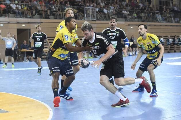 Rhein Neckar Loewe Mads Mensah Larsen No. 22 against Rhein Viking Bennet Johnen No. 17. Handball Test match Rhein Vikings vs Rhein Neckar Löwen on 25 07 2018 at the Castello in Dusseldorf wd