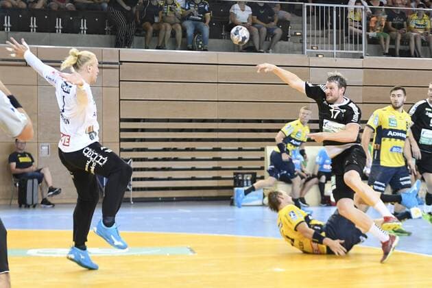 Handball Test match Rhein Vikings vs Rhein Neckar Löwen on 25 07 2018 at the Castello in Düsseldorf Rhine Viking Bennet Johnen Nr 17 prevails at the circle wd