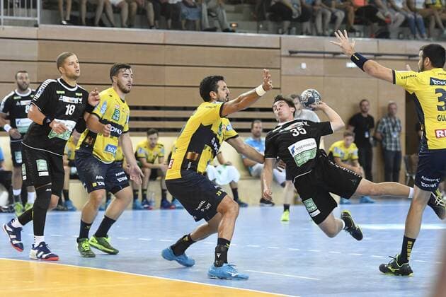 Handball Test match Rhein Vikings vs Rhein Neckar Löwen on 25 07 2018 at the Castello in Dusseldorf Rhein Neckar Loewe Ilja Abutovic No. 20 against Rhein Viking Moritz Goergen No. 35 wd