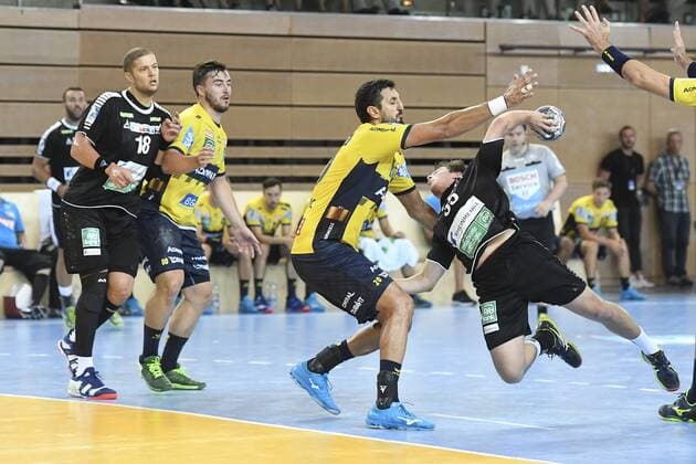 Handball Test match Rhein Vikings vs Rhein Neckar Löwen on 25 07 2018 at the Castello in Dusseldorf Rhein Neckar Loewe Ilja Abutovic No. 20 against Rhein Viking Moritz Goergen No. 35 wd