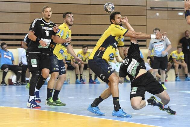 Handball Test match Rhein Vikings vs Rhein Neckar Löwen on 25 07 2018 at the Castello in Dusseldorf Rhein Neckar Loewe Ilja Abutovic No. 20 against Rhein Viking Moritz Goergen No. 35 wd