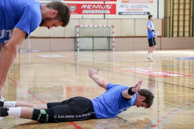 Csaba Szücs 20 Bergischer HC warming up on the ground left Daniel Fontaine 17 Bergischer HC training camp Bergischer HC Day 2 Handball 1 Bundesliga 26 07 18 Köflach Austria Sporthalle Köflach Copyright: xdnet_thex