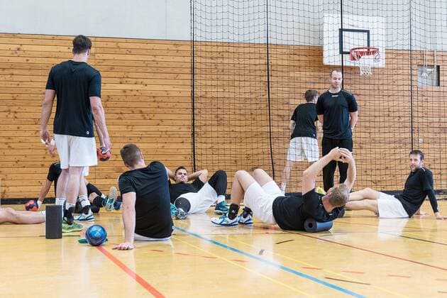 Waiting and stretching before training HBW Balingen Weilstetten Handball 2 Bundesliga Public training 2018 2019 26 07 2018 HBW Balingen Weilstetten Handball 2 Bundesliga Public training 2018 2019 26 07 2018 Balingen Copyright: xEIBNER SaschaxWaltherx EP_SWA