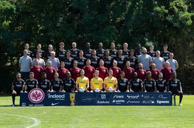 26 07 2018 xjhx Football 1 Bundesliga Eintracht Frankfurt Photo contest season 2018 2019 Team photo Portrait date 2018 2019 emspor 4 Top row from left to right Goncalo Paciencia 39 Branimir Hrgota 31 Carlos Salcedo 13 Lucas Torro 16 Marco Russ 23 Evan Obite Ndicka 2 Sebastien Haller 9 David Abraham 19 Noel Knothe 35 Danny Da Costa 24 Marijan Cavar 42 Daichi Kamada 40 3 row from left to right Adi Hütter boss coach Christian Peintinger assistant coach Armin Reutershahn coach Makoto Hasebe 20 Luca Jovic 8 Danny Blum 7 Simon Falette 3 Timothy Chandler 22 Deji Beyreuther 26 Martin Spohrer Athletic Trainer Moppes Petz Goalkeeping Coach Markus Murrer Athletic Trainer 2 Series left to right Thomas Westphal Head of Game Operations Christoph Preuß Team Manager Sebastian Zelichowski Head of Analysis Sport Technology Koichi Kurokawa Medical Department Patrick Kux Physiotherapist Thomas Stubner Pysiotherapist Osteopath Maik Liesbrock Physiotherapist Osteopath Dr Christoph Seeger Man Doctor of Medicine Dr Wulf Schwietzer Team Doctor Franco Lionti Materials Manager Igor Simonov Materials Manager 1 row from left to right Marco Fabian 10 Nicolai Müller 27 Nelson Mandela Mbouhom 32 Mijat Gacinovic 11 Gelson Fernandes 5 Felix Wiedwald 29 Frederik Rönnow 1 Jan Zimmermann 37 Allan Rodrigues de Souza 28 Jetro Willems 15 Jonathan De Guzman 6 Marc Stendera 21 Taleb Tawatha 33 It is missing because of holiday after World Cup Final Ante Rebic Frankfurt am Main