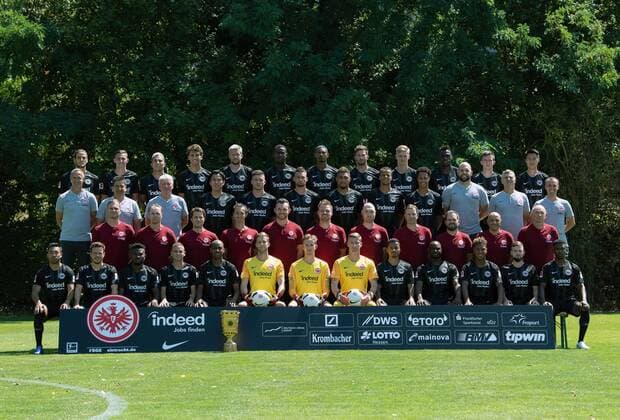 26 07 2018 xjhx Football 1 Bundesliga Eintracht Frankfurt Photo contest season 2018 2019 Team photo Portrait date 2018 2019 emspor 4 Top row from left to right Goncalo Paciencia 39 Branimir Hrgota 31 Carlos Salcedo 13 Lucas Torro 16 Marco Russ 23 Evan Obite Ndicka 2 Sebastien Haller 9 David Abraham 19 Noel Knothe 35 Danny Da Costa 24 Marijan Cavar 42 Daichi Kamada 40 3 row from left to right Adi Hütter boss coach Christian Peintinger assistant coach Armin Reutershahn coach Makoto Hasebe 20 Luca Jovic 8 Danny Blum 7 Simon Falette 3 Timothy Chandler 22 Deji Beyreuther 26 Martin Spohrer Athletic Trainer Moppes Petz Goalkeeping Coach Markus Murrer Athletic Trainer 2 Series left to right Thomas Westphal Head of Game Operations Christoph Preuß Team Manager Sebastian Zelichowski Head of Analysis Sport Technology Koichi Kurokawa Medical Department Patrick Kux Physiotherapist Thomas Stubner Pysiotherapist Osteopath Maik Liesbrock Physiotherapist Osteopath Dr Christoph Seeger Man Doctor of Medicine Dr Wulf Schwietzer Team Doctor Franco Lionti Materials Manager Igor Simonov Materials Manager 1 row from left to right Marco Fabian 10 Nicolai Müller 27 Nelson Mandela Mbouhom 32 Mijat Gacinovic 11 Gelson Fernandes 5 Felix Wiedwald 29 Frederik Rönnow 1 Jan Zimmermann 37 Allan Rodrigues de Souza 28 Jetro Willems 15 Jonathan De Guzman 6 Marc Stendera 21 Taleb Tawatha 33 It is missing because of holiday after World Cup Final Ante Rebic Frankfurt am Main