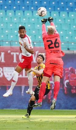 RB Leipzig BK Haecken Soccer Euro League Qualifiers Leipzig 26 07 2018 Red Bull Arena Soccer UEFA Cup Comparison RB Leipzig vs. BK Häcken SWE Pictured l Matheus Cunha 20 RB Leipzig and Goalkeeper Peter Abrahamsson 26 Häcken