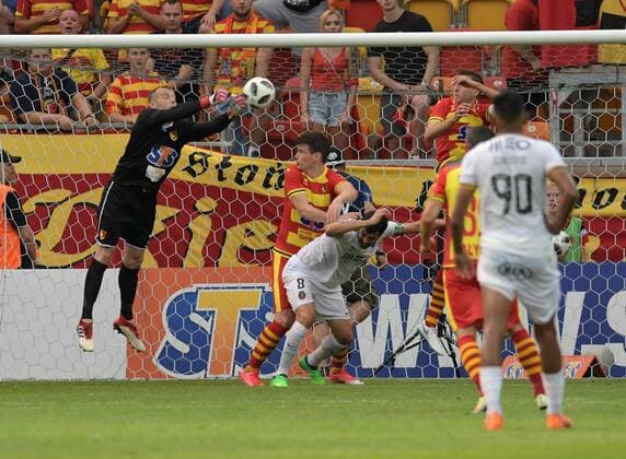 Fußball, EL Qualifikation, Jagiellonia Bialystok - FC Rio Ave 2018.07.26 Bialystok Pilka nozna Liga Europy 2. runda eliminacji Ligi Europejskiej Jagiellonia Bialystok ( zolto-czerwone ) - Rio Ave FC ( Portugalia ) N z Marian Kelemen bramkarz Jagiellonii Foto Michal Kosc PressFocus 2018.07.26 Bialystok Football UEFA Europa League Jagiellonia Bialystok - Rio Ave FC ( POR ) Credit: Michal Kosc PressFocus 
