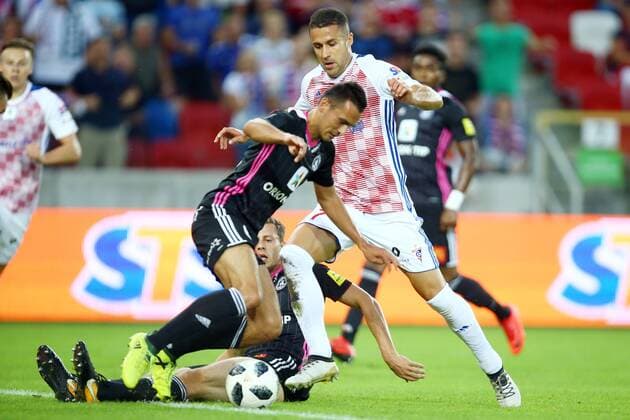 Fußball, EL Qualifikation, Gornik Zabrze - FK AS Trencin Zabrze , Stadion im. Ernesta Pohla 26.07.2018 pilka nozna II runda eliminacji UEFA Liga Europy sezon 2018 2019 Gornik Zabrze - AS Trencin NZ Martin Sulek ( TRENCIN ) Igor Angulo ( GORNIK ) FOT Michal Nowak Newspix.pl Zabrze , Arena Zabrze 26.07.2018 sport football 2nd qualifying round UEFA Europa League season 2018 2019 Gornik Zabrze - AS Trencin photo by Michal Nowak Newspix.pl NEWSPIX.PL --- Newspix.pl  180726MIN023