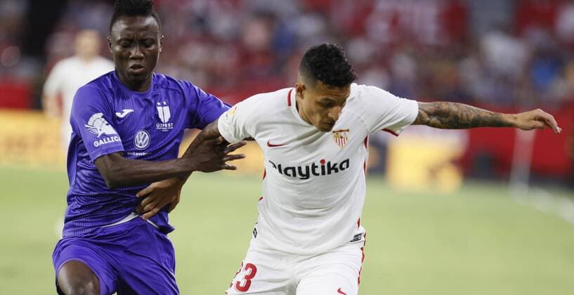 Sport Bilder des Tages Sevilla s Arana (R) vies for the ball with Ujpest s Nwobodo during the UEFA Europa League match between Sevilla FC and Ujpest, at the Sanchez Pizjuan stadium, in Seville, Andalusia, Spain, 26 July 2018. Sevilla FC vs. Ujpest !ACHTUNG: NUR REDAKTIONELLE NUTZUNG!  Copyright: xJosexManuelxVidalx SEV01 20180727-636682473997987783