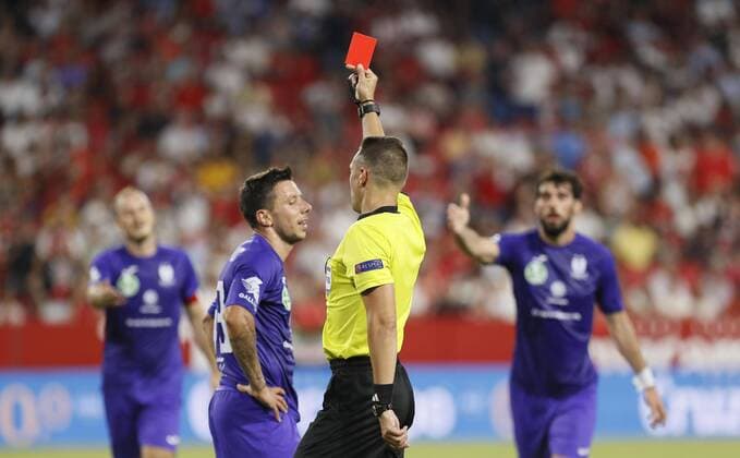 Referee Andirs Treimans (2R) gives a red card to Ujpest S Pauljevic (2L) during the UEFA Europa League match between Sevilla FC and Ujpest, at the Sanchez Pizjuan stadium, in Seville, Andalusia, Spain, 26 July 2018. Sevilla FC vs. Ujpest !ACHTUNG: NUR REDAKTIONELLE NUTZUNG!  Copyright: xJosexManuelxVidalx SEV04 20180727-636682483554822158