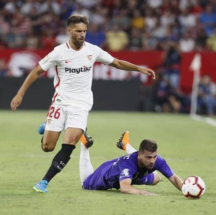 Sevilla s Pejino (L) vies for the ball witj Ujpest s Burekovic during the UEFA Europa League match between Sevilla FC and Ujpest, at the Sanchez Pizjuan stadium, in Seville, Andalusia, Spain, 26 July 2018. Sevilla FC vs. Ujpest !ACHTUNG: NUR REDAKTIONELLE NUTZUNG!  Copyright: xJosexManuelxVidalx SEV07 20180727-636682484197945515