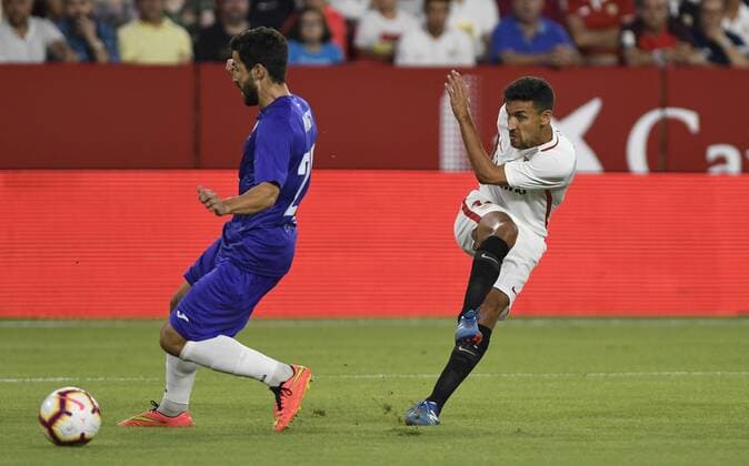 Partido de ida de la previa de la Europa League entre el Sevilla y el Ujpest en el Pizjuan. En la imagen, Navas logra su gol. First leg of the qualification round for the Europe League between Sevilla and Ujpest. In this picture, Navas scores his goal. 