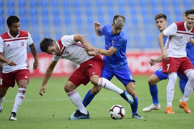 GENK, BELGIUM - JULY 26 : Edon Zhegrova midfielder of KRC Genk is challenged by Cedric Sacras defender of CS Fola Esch during the UEFA Europa League, Second qualifying round , 1st leg between KRC Genk and CS Fola Esch at the Luminus Arena on July 26, 2018 in Genk, Belgium, 26 07 2018 FOOTBALL : KRC Genk vs Fola Esch - Ligue Europa - 26 07 2018 PhotoNews Panoramic 