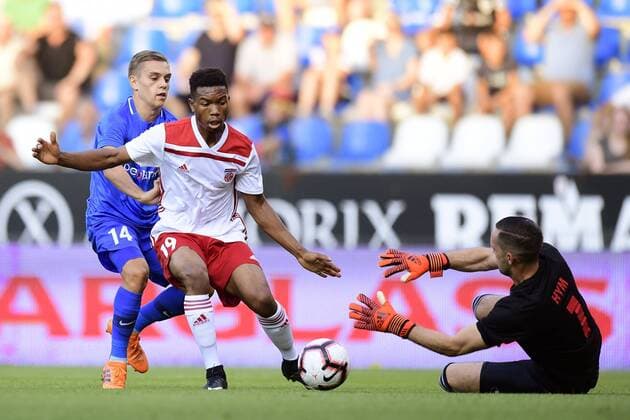 GENK, BELGIUM - JULY 26 : Gerard Mersch defender of CS Fola Esch holds off the challenge of Leandro Trossard forward of KRC Genk during the UEFA Europa League, Second qualifying round , 1st leg between KRC Genk and CS Fola Esch at the Luminus Arena on July 26, 2018 in Genk, Belgium, 26 07 2018 FOOTBALL : KRC Genk vs Fola Esch - Ligue Europa - 26 07 2018 PhotoNews Panoramic 