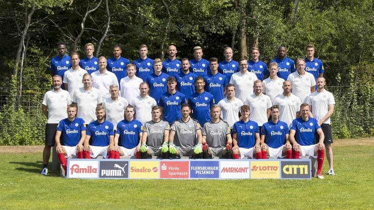 Kingsley Schindler Johannes van den Bergh Noah Awuku Arne Sicker Patrick Herrmann Steven Lewerenz Jannik Dehm Manuel Janzer David Kinsombi Benjamin Girth Second to last row left Coach Timm Soerensen Sports Director Fabian Wohlgemuth Team Manager Jan Uphues Alexander Muehling Dominik Schmidt Mathias Honsak Team physician Dr Eckhardt Klostermeier Team doctor Dr Martin Mrugulla Supervisor Tim Petersen Second row v left Coach Tim Walter Goal coach Patrik Borger Co Coach Rainer Ulrich Co Coach Patrick Kohlmann Janni Serra Heinz Moerschel Physiotherapist Sebastian Suess Physiotherapist Fabian Franzen Physiotherapist Maurice Johnson Head Physiotherapy Tim Hoeper First row v left Hauke u200b u200bWahl Stefan Thesker Philipp Sander Timon Weiner Kenneth Kronholm Dominik Reimann Tobias Fleckstein Atakan Karazor Dominic Peitz Kiel Schleswig Holstein Germany CITTI FOOTBALL PARK Copyright: xAgentur54GradFelixxKoenigx