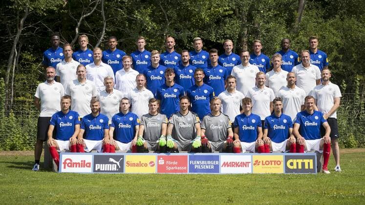 Kingsley Schindler Johannes van den Bergh Noah Awuku Arne Sicker Patrick Herrmann Steven Lewerenz Jannik Dehm Manuel Janzer David Kinsombi Benjamin Girth Second to last row left Coach Timm Soerensen Sports Director Fabian Wohlgemuth Team Manager Jan Uphues Alexander Muehling Dominik Schmidt Mathias Honsak Team physician Dr Eckhardt Klostermeier Team doctor Dr Martin Mrugulla Supervisor Tim Petersen Second row v left Coach Tim Walter Goal coach Patrik Borger Co Coach Rainer Ulrich Co Coach Patrick Kohlmann Janni Serra Heinz Moerschel Physiotherapist Sebastian Suess Physiotherapist Fabian Franzen Physiotherapist Maurice Johnson Head Physiotherapy Tim Hoeper First row v left Hauke u200b u200bWahl Stefan Thesker Philipp Sander Timon Weiner Kenneth Kronholm Dominik Reimann Tobias Fleckstein Atakan Karazor Dominic Peitz Kiel Schleswig Holstein Germany CITTI FOOTBALL PARK Copyright: xAgentur54GradFelixxKoenigx