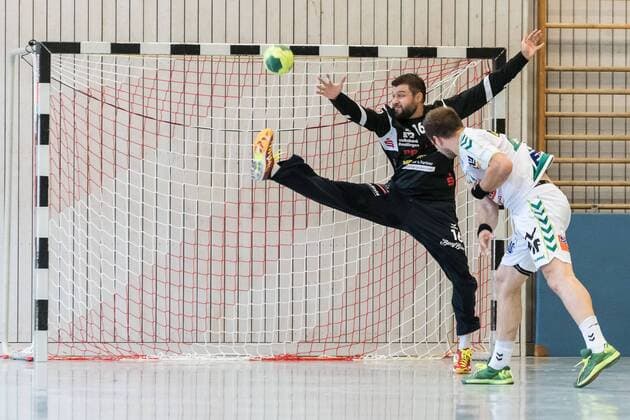 Magnus Becker VfL Pfullingen 16 Holds 7 Yards by Kresimir Kozina Frisch Auf Goeppingen 44 FRESH ON Goeppingen vs VfL Pfullingen 24 Sparkassen Cup Handballl DKB Men 1 Bundesliga 3 League Season 18 19 GER 27 07 2018 FRESH ON Goeppingen vs VfL Pfullingen 24 Sparkassen Cup Handballl DKB Men 1 Bundesliga 3 League Season 18 19 GER 27 07 2018 Altensteig Copyright: xEIBNER WolfgangxFrankx EP_WFK