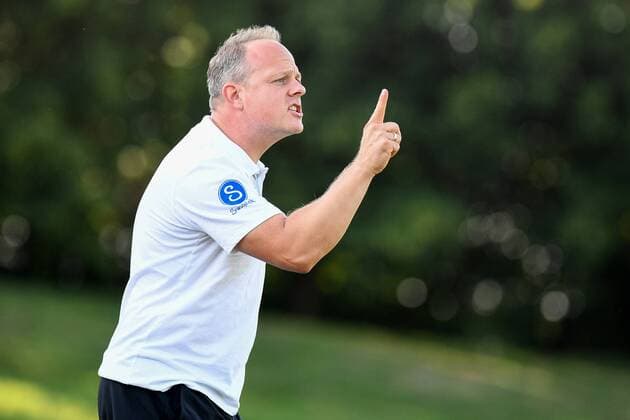 Trainer Daniel Weber VfR Garching gives instructions gesticulating gestures with the arms gives instructions gesticulate single action Action Football Regionalliga Bayern VfR Garching 1 FC Schweinfurt 05 xslx
