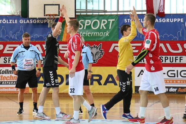 Jeffrey Boomhouwer 32 Bergischer HC and Maciej Majdzinski 14 Bergischer HC clap their opponents HSG REMUS Bärnbach Köflach vs Bergischer HC Handball Test match 1 Bundesliga 27 07 18 Köflach Lipizanerheimat Austria Sporthalle Bärnbach Copyright: xdnet_thex